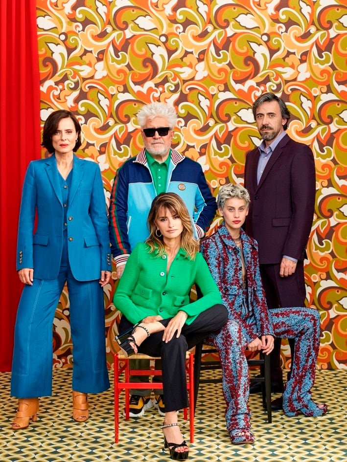 Pedro Almodóvar con el elenco de 'Madres paralelas'