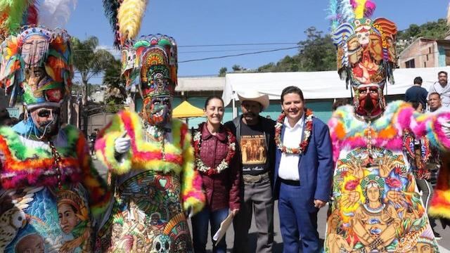 Claudia Sheinbaum posa con un bisnieto de Emiliano Zapata y el alcalde de Milpa Alta.
