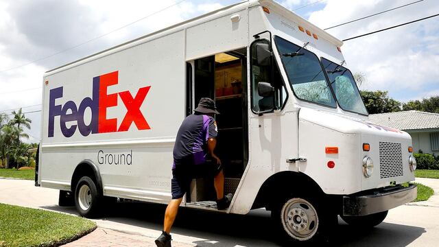 Camioneta para entregas de FedEx.