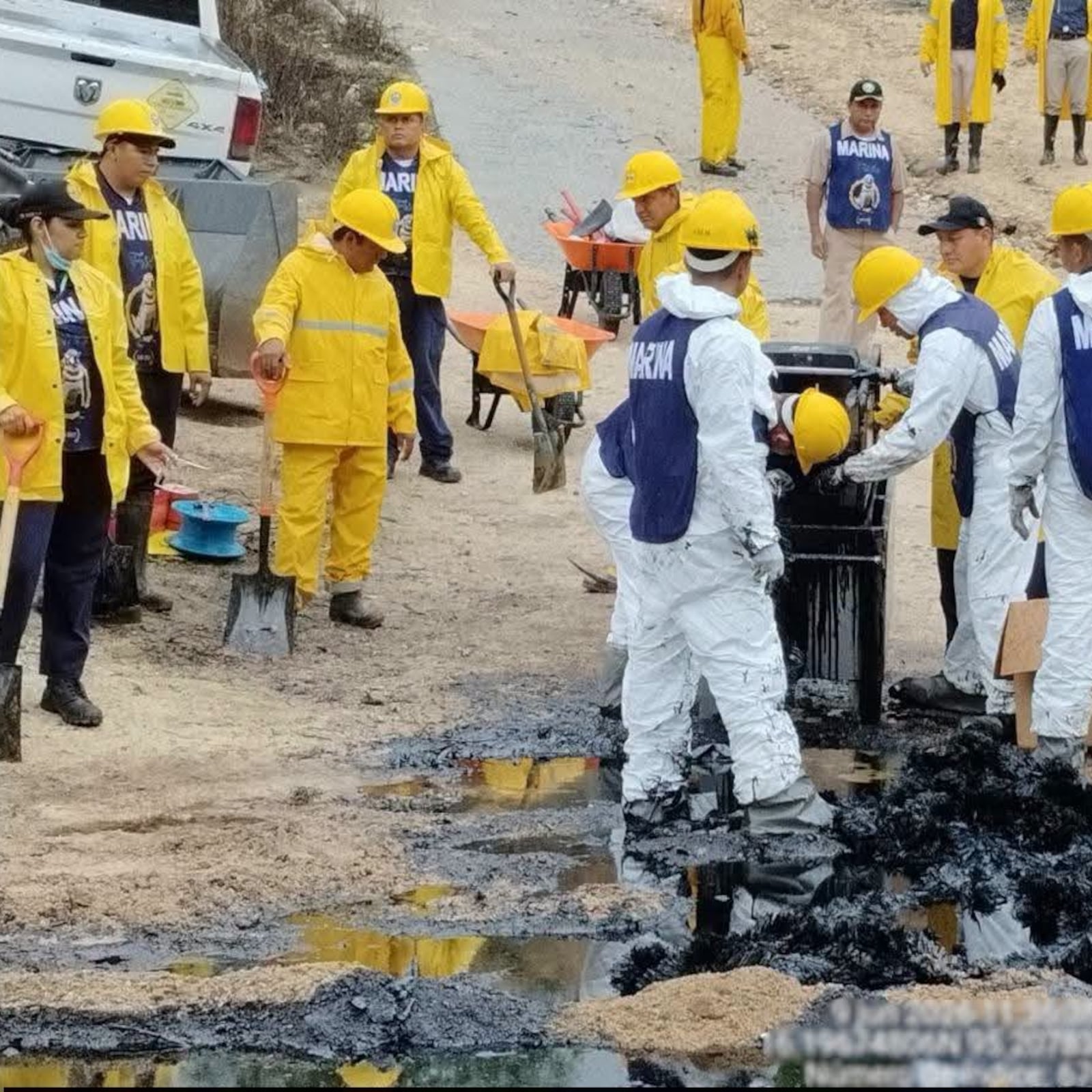 Semar interviene tras el derrame de Pemex en Salina Cruz