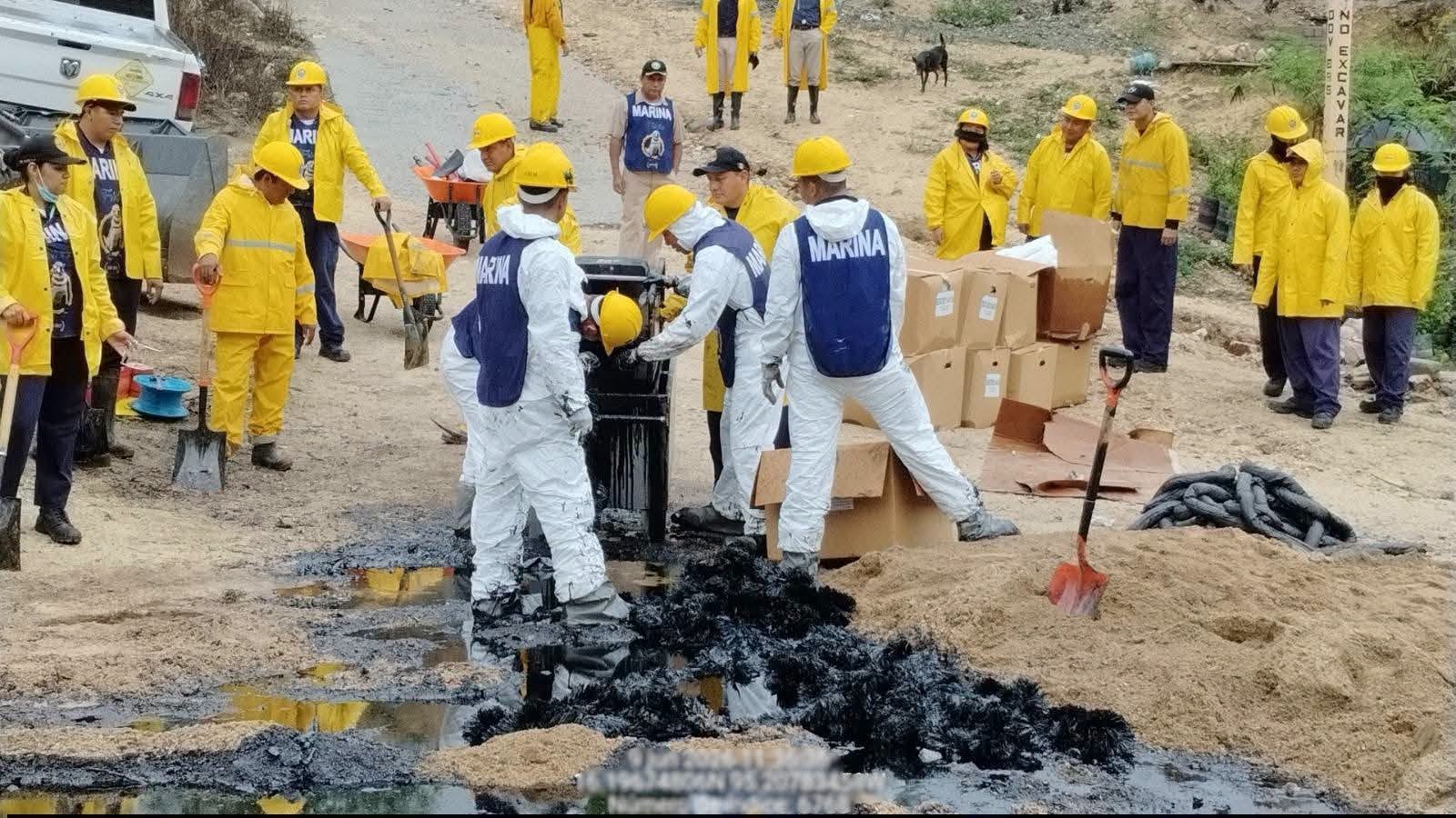 Semar interviene tras el derrame de Pemex en Salina Cruz