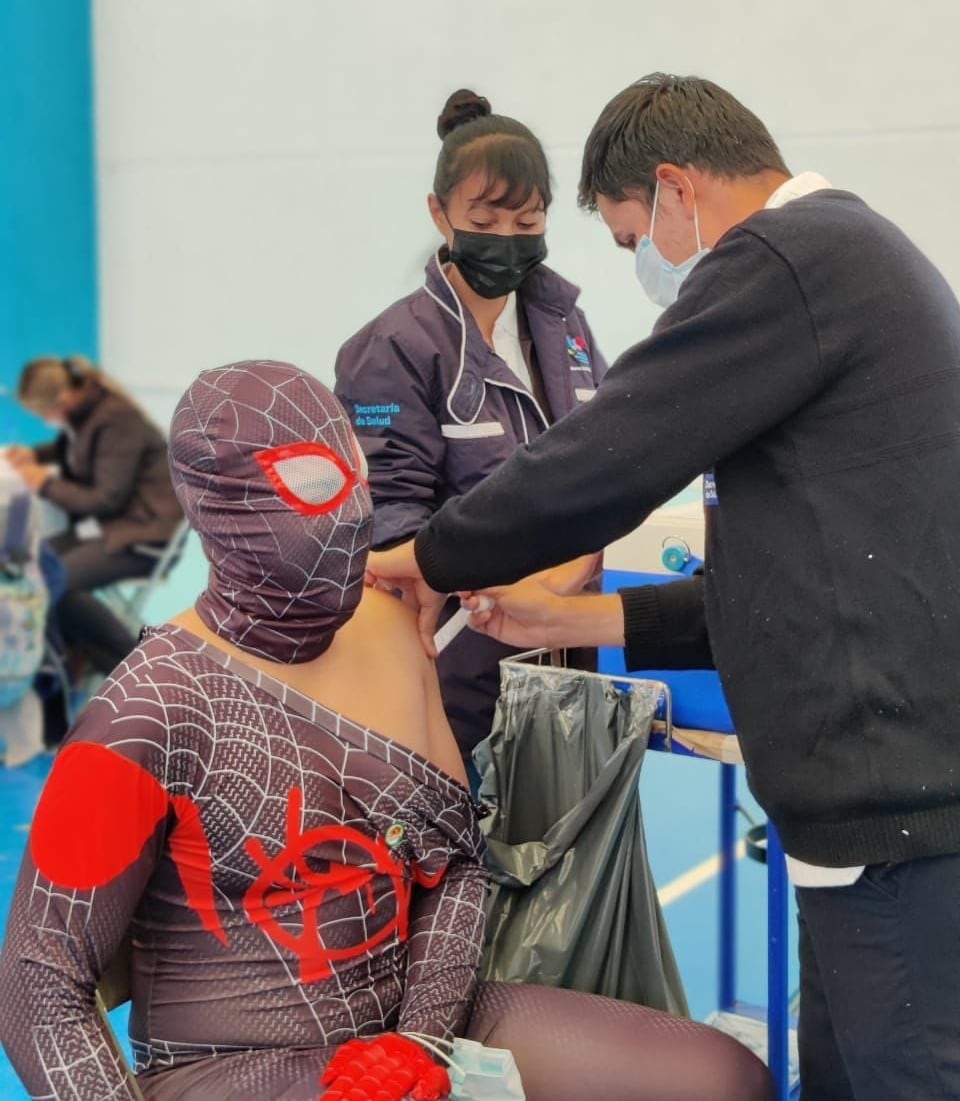 Joven disfrazado de Spider-Man se aplica vacuna contra Covid-19
