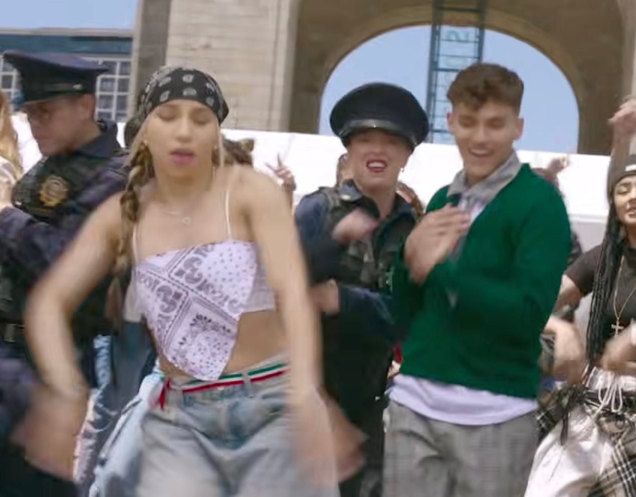 Por ella utiliza elementos mexicanos como uniformes escolares y cholos