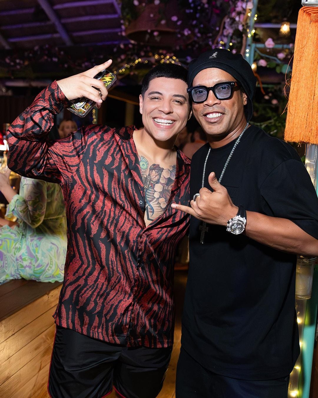 Eduin Caz supera el robo y si va de fiesta con Ronaldinho.