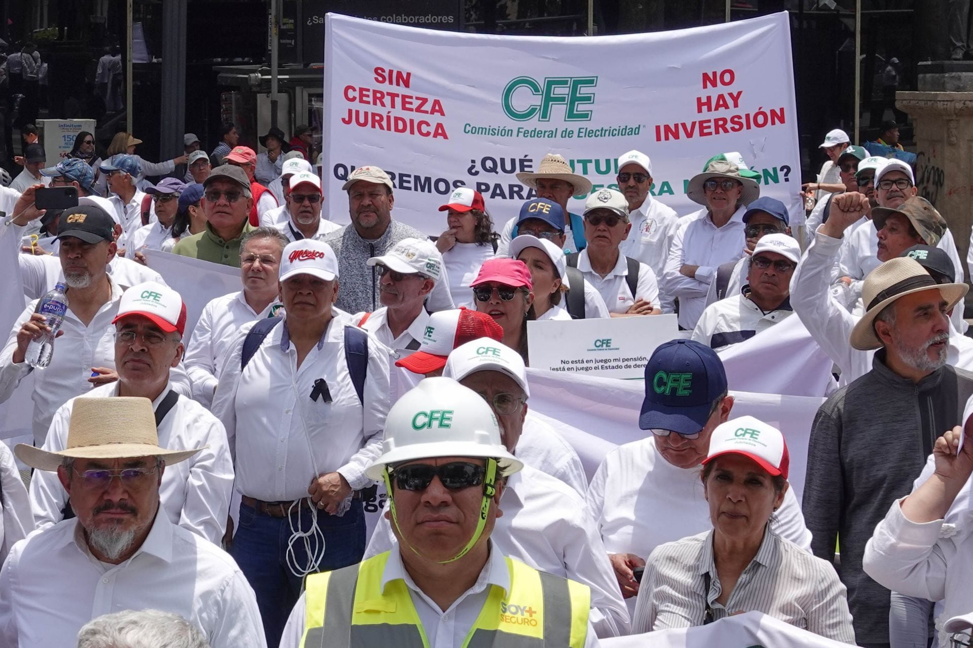 Jubilados de CFE marchan contra reforma de "pensiones doradas".