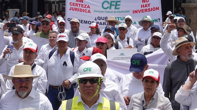 Jubilados de CFE marchan contra reforma de "pensiones doradas".