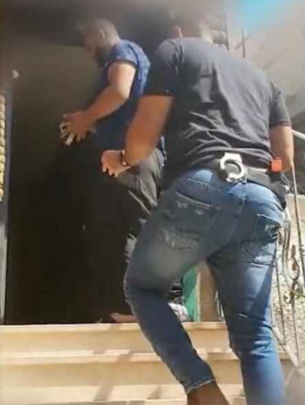 Hombre siendo arrestado por poner a perrito a manejar su auto
