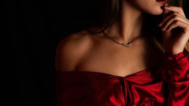 Mujer vestida de rojo