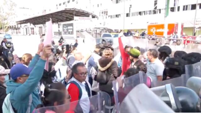 Policías de CDMX intervienen ante bloqueo que afecta Metrobús CDMX