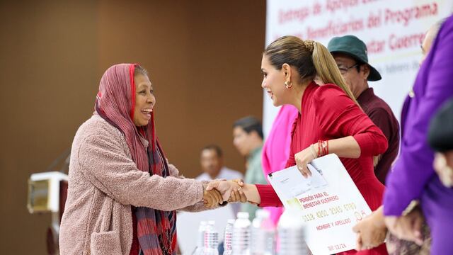 Evelyn Salgado entrega apoyos a adultos mayores