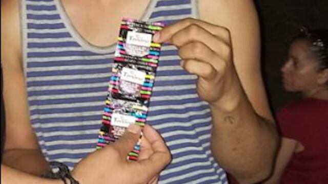 Jóvenes que recibieron condones