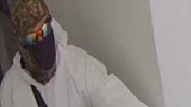 Roban banco usando trajes para sanitizar