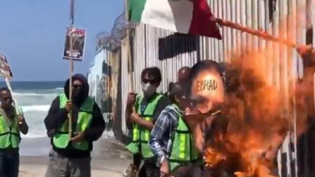 Migrantes y activistas queman piñata con rostro de Marcelo Ebrard