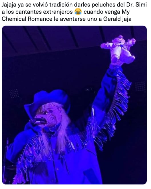 Oliver Tree con un peluche del Dr. Simi