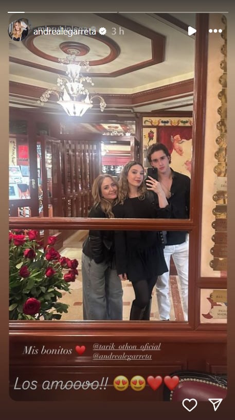 Andrea Legarreta posa con Mía Rubín y su novio