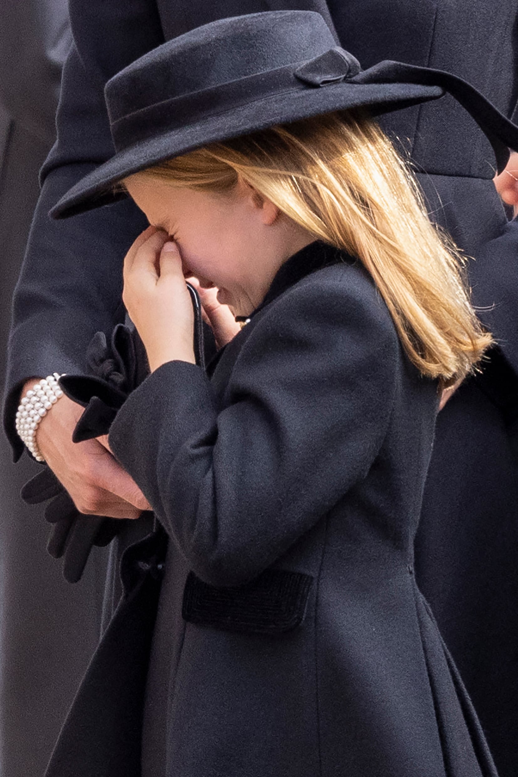 Princesa Charlotte llora en funeral de la reina Isabel II