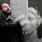 ¿Quién es Greg Lansky? El artista detrás de Algorithmic Beauty, la escultura de mármol que retrata con dolor nuestros tiempos
