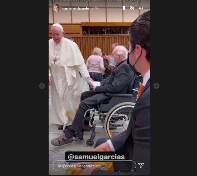 Samuel García saludando al Papa Francisco