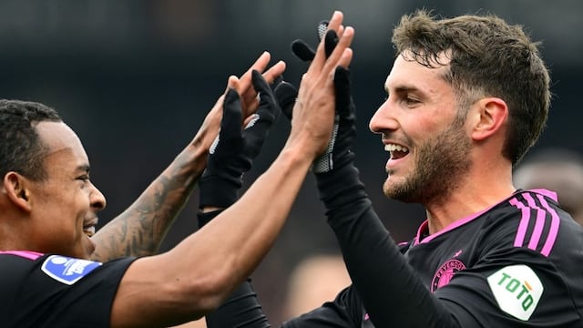 Santiago Giménez festeja