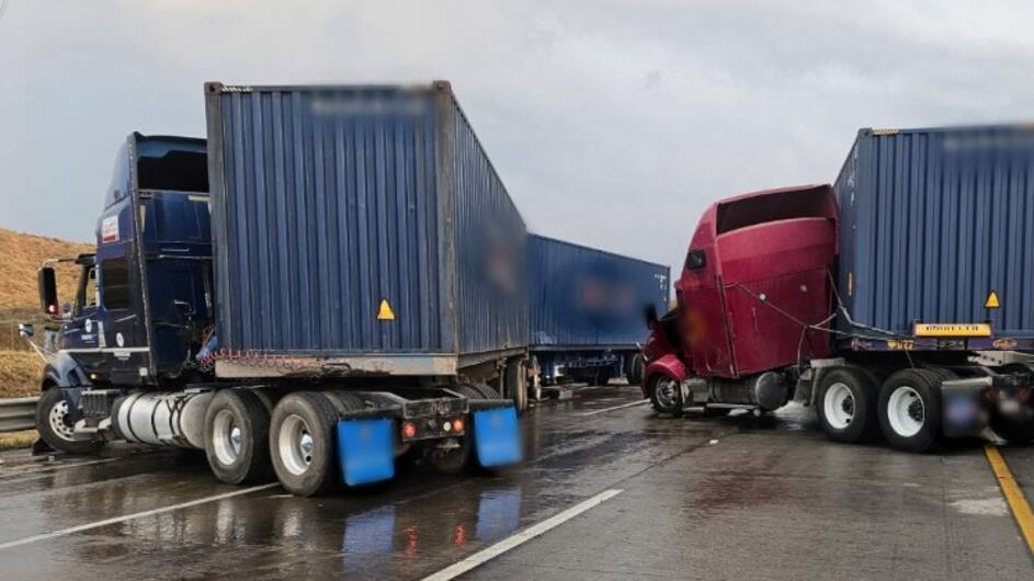 Choque de tráileres en la Autopista México–Querétaro provoca caos vehicular