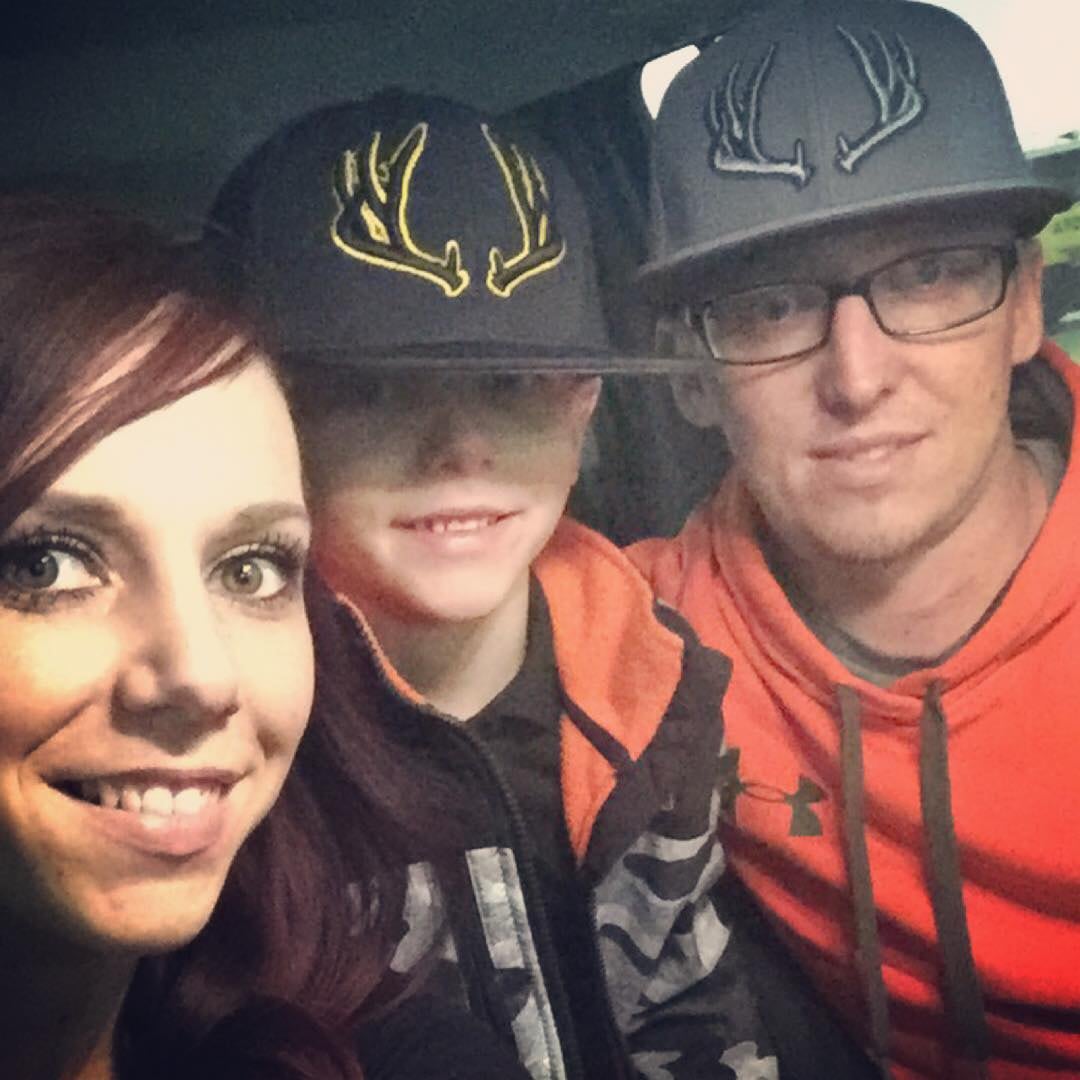 Drayke Hardman, su madre Samie Hardman y su padre Andrew Hardman