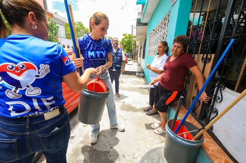 El DIF Monterrey desplegó brigadas de asistencia social para atender a las familias afectadas por las lluvias.