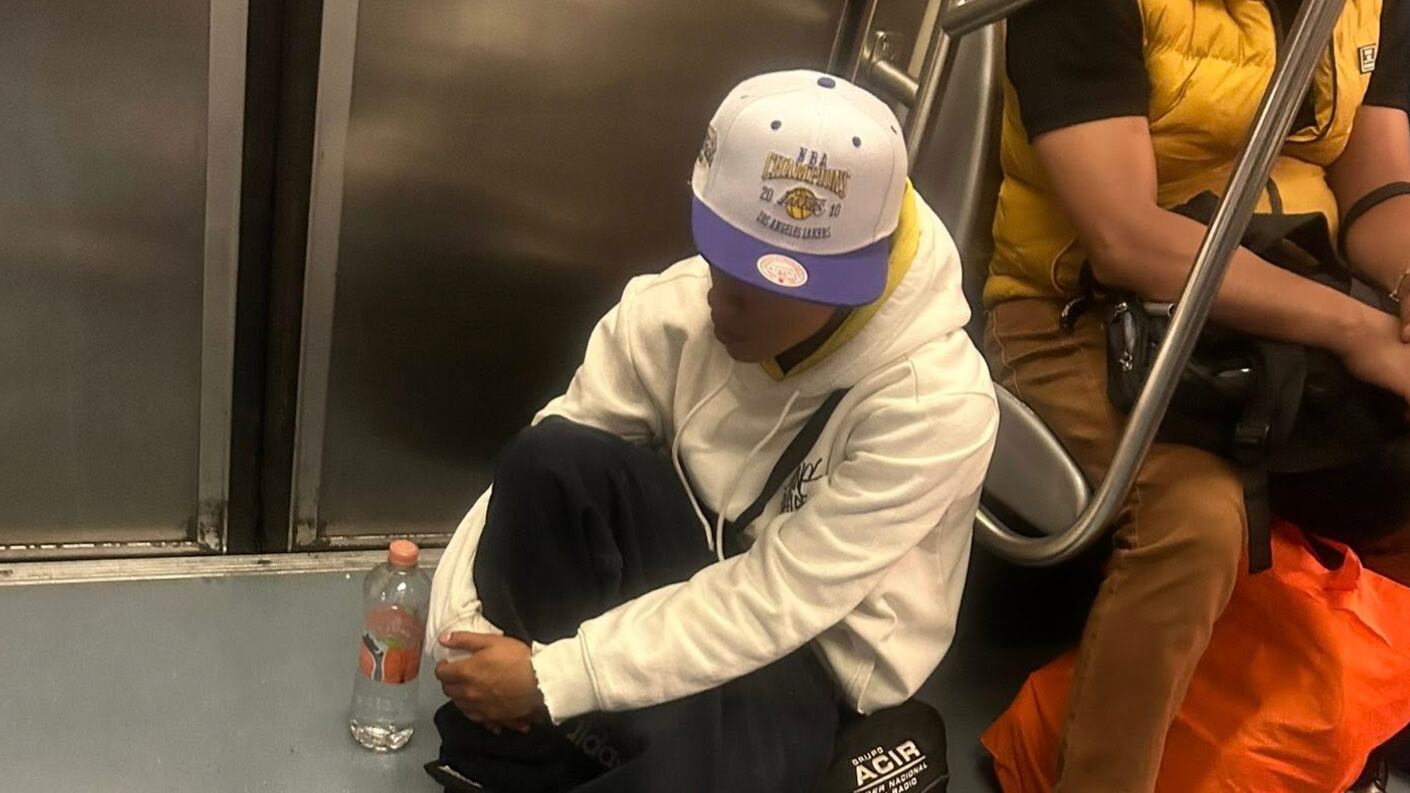 Captan a boxeador con todo y cinturón viajando en metro tras ganar título en torneo