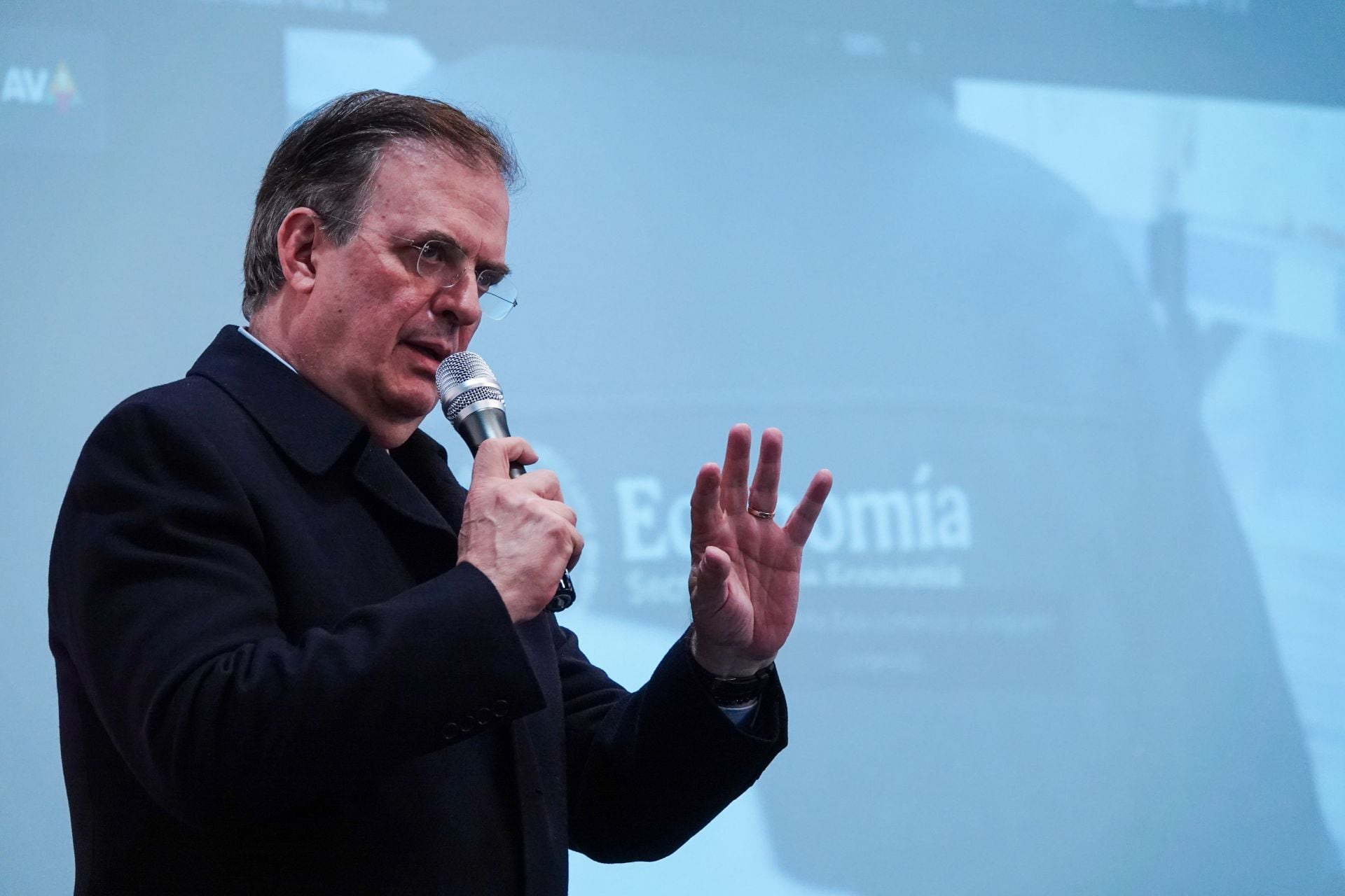 Marcelo Ebrard anuncia histórico golpe contra la piratería