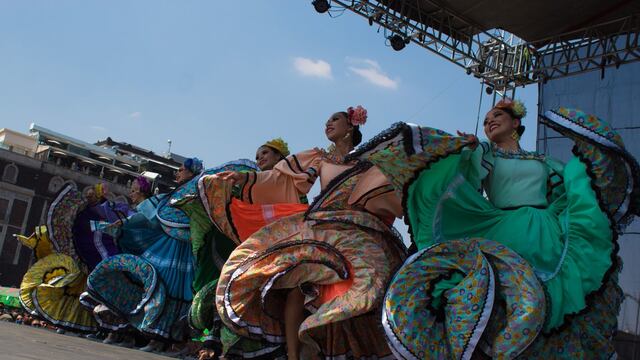 Mujeres bailando