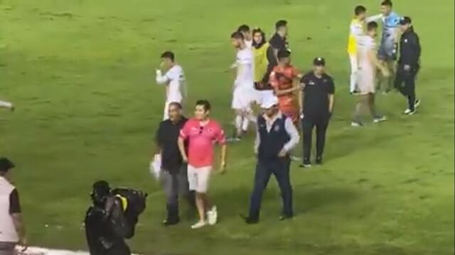 Un "espontaneo" irrumpió en un partido de la Liga de Expansión MX.