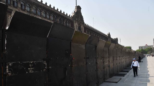 Blindan Palacio Nacional con vallas de más de 3 metros de altura tras ataque de normalistas de Ayotazinapa