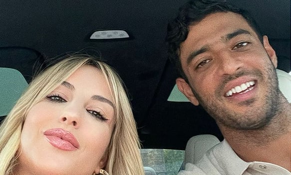 Saiao Cañibano, esposa de Carlos Vela, junto al futbolista