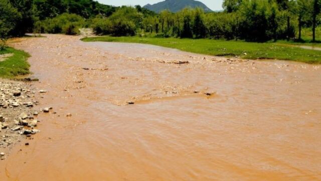 Agua contaminada por derrame tóxico. Buscan a responsables. Foto/Cuartoscuco