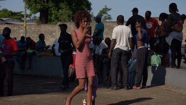 Una mujer espera en la Estación Migratoria Siglo XXI, en Tapachula, a continuar su camino hacia Estados Unidos.