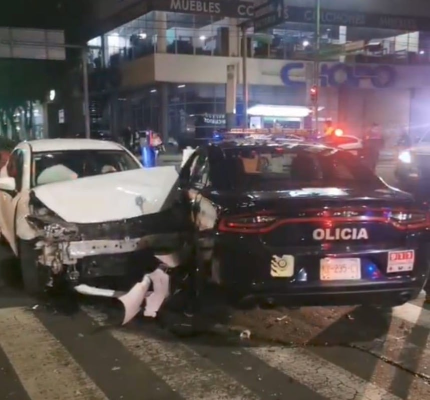 Choque de patrulla y automóvil en Eje Central