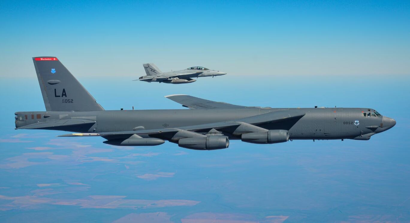 B-52 Stratofortress se estrella cerca de Edwards Air Force Base, California