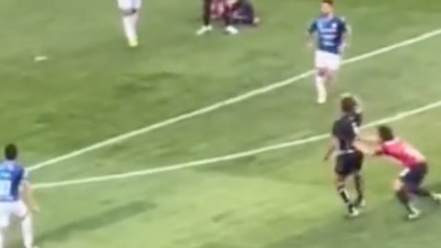 Jugador empuja a árbitro
