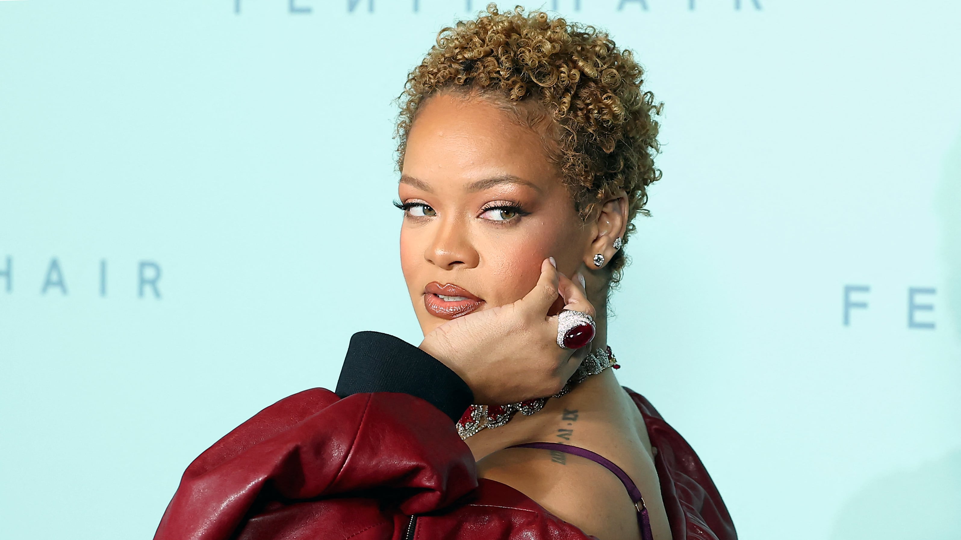 Rihanna enseña los calzones para presumir que los combina con sus zapatos (VIDEO)