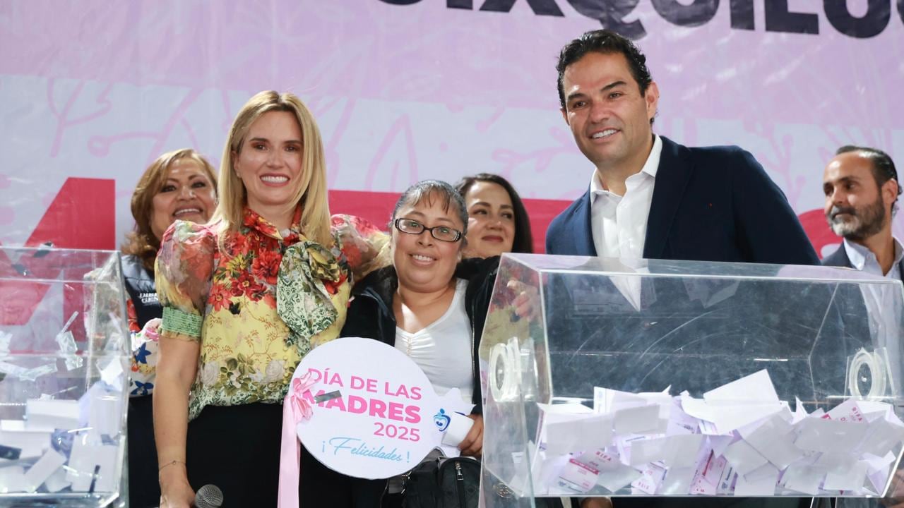 Romina Contreras y Fundación Banorte regalaron 14 casas en Huixquilucan