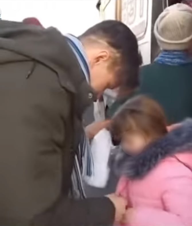 Padre se despide de su hija por la guerra