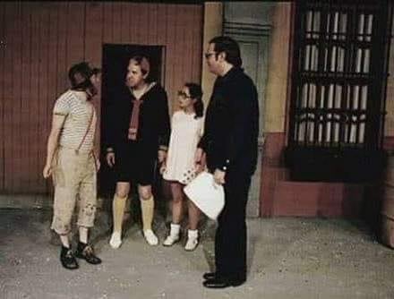 Enrique Segoviano hablando con el elenco de El Chavo del 8.