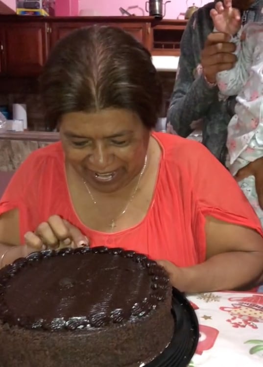 Celebra su cumpleaños mordiendo el pastel pero ahora el trágico final quedó en TikTok