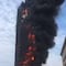 VIDEO: Espectacular incendio envuelve un rascacielos en China