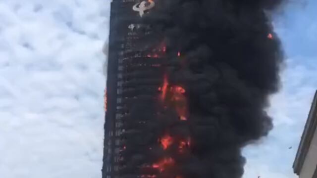 Un espectacular incendio envolvió un rascacielos de la organización China Telecom, en Pekín, China. El momento fue captado en video.Un espectacular incendio envolvió un rascacielos de la organización China Telecom, en Pekín, China. El momento fue captado en video.