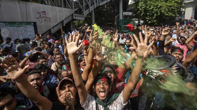 Manifestantes en Bangladesh logran derrocar a Sheikh Hasina