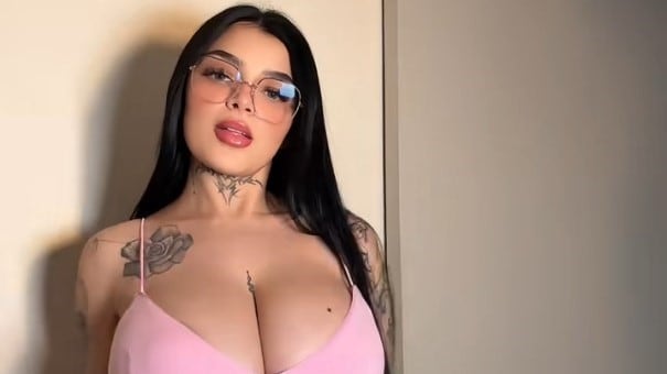 El video de Karely Ruiz bailando en vestido rosa ajustado en su modo más sexy