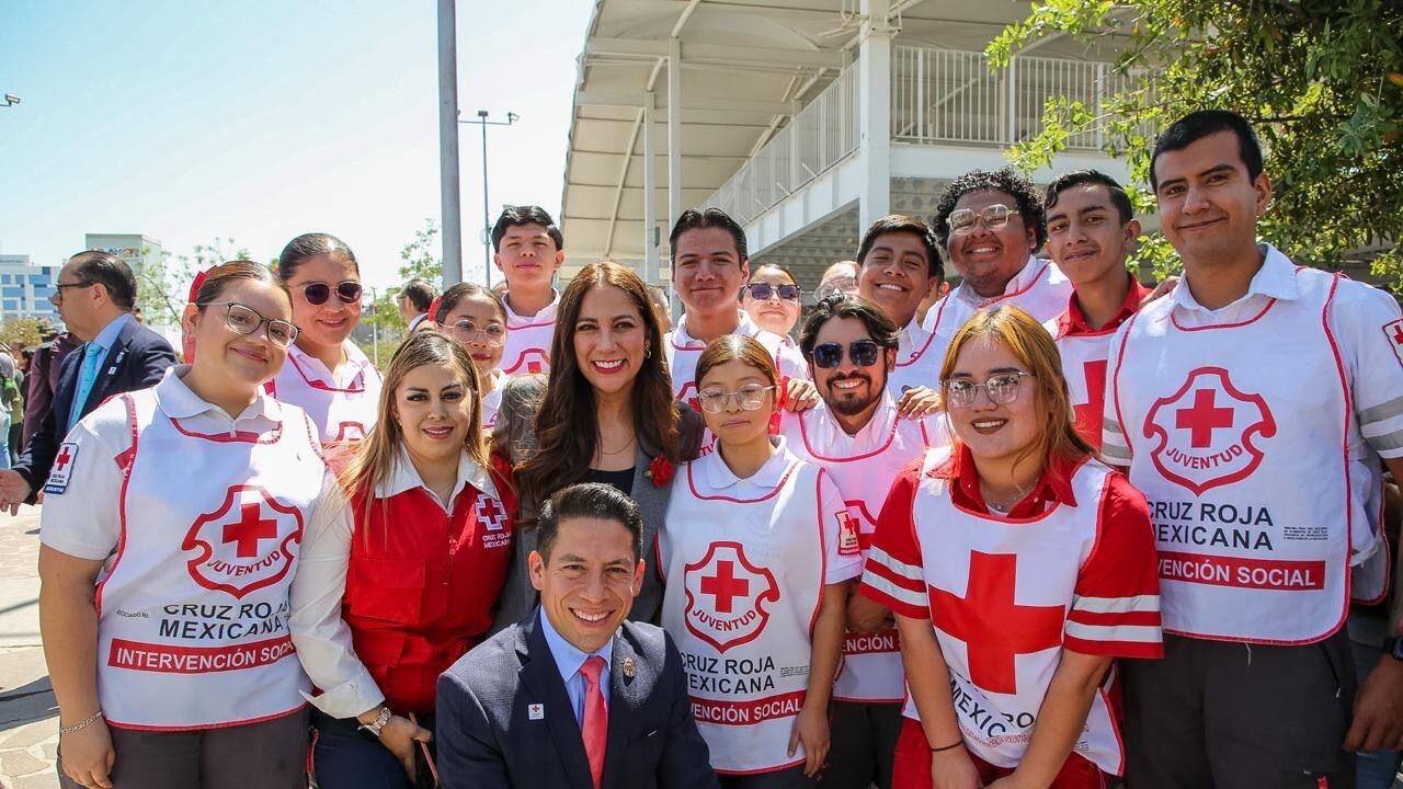 Libia Dennise García entrega apoyos de vivienda y kits comunitarios en Guanajuato