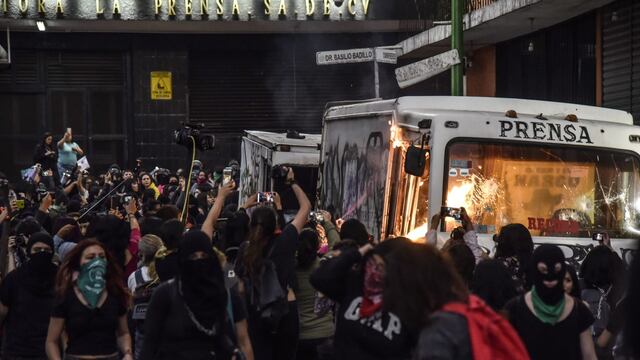 La protesta por el feminicidio de Ingrid Escamilla frente al diario La Prensa.