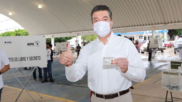 Rutilio Escandón, gobernador de Chiapas, emite su voto