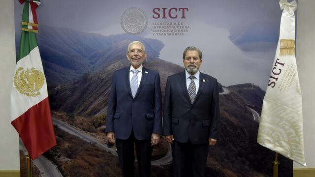 El secretario Jorge Arganis Díaz Leal y Carlos Ignacio Velázquez Tiscareño, el nuevo director del AICM